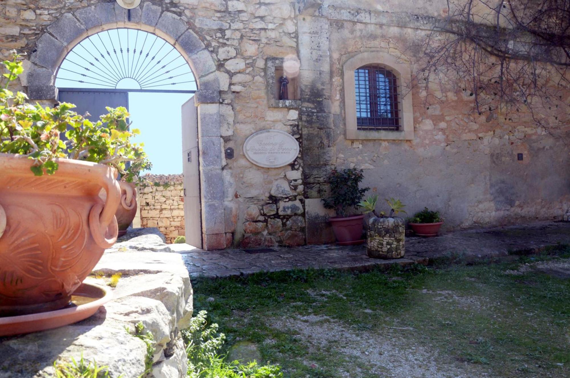 Casina Di Grotta Di Ferro Pension Santa Croce Camerina Buitenkant foto